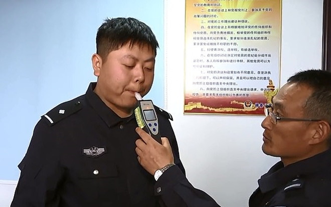 Tài xế bị phát hiện dương tính với nồng độ cồn nhưng vẫn kiên quyết kêu oan và lý do khó đỡ phía sau Ảnh 2