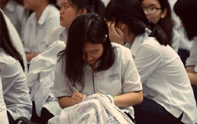 Học trò say sưa ghi lời chúc, ký tên mình trên chiếc áo trắng khiến ai cũng bồi hồi nhớ về thời thanh xuân tươi đẹp nhất Ảnh 2