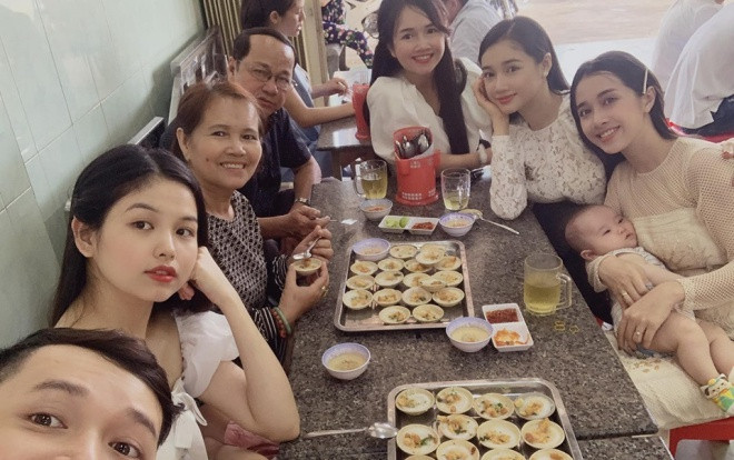 Bức ảnh gia đình Nhã Phương hội ngộ ở quê, cư dân mạng mỏi mắt 'tìm kiếm' con gái nữ diễn viên Ảnh 2
