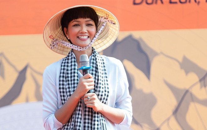 Hoa hậu H'Hen Niê đội nắng khám bệnh, phát thuốc miễn phí cho người dân Đắk Lắk Ảnh 2