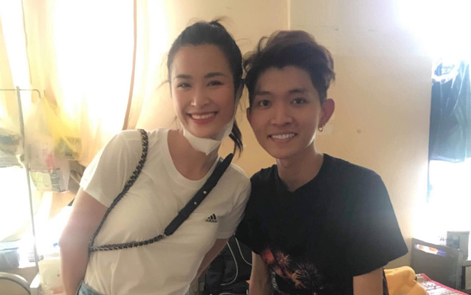 Đông Nhi và Ông Cao Thắng không chỉ lặng lẽ đi thăm fan bị bệnh mà còn mang cả quà Ảnh 2