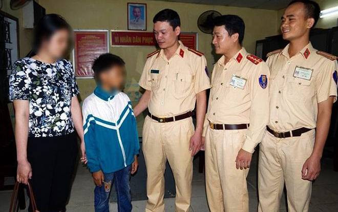 Cậu bé 11 tuổi đạp xe đạp vượt quãng đường hơn 100km từ Nam Định lên Hà Nội vì nhớ mẹ Ảnh 2