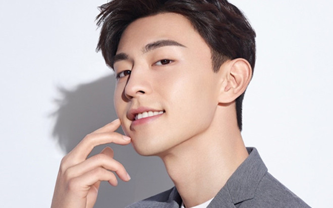 Bị fan hâm mộ quá khích kéo áo, hành xử của Đặng Luân nhận được mưa lời khen Ảnh 2