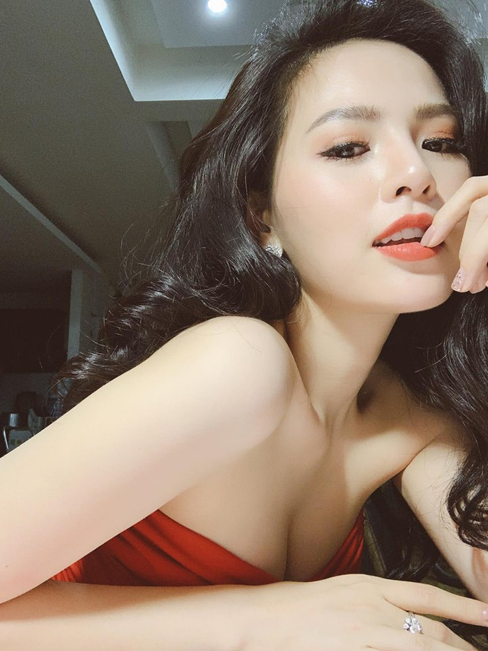Nhan sắc nóng bỏng của 'hot girl Mì Gõ' vừa gây xôn xao vì bị 'tố' giật chồng người khác