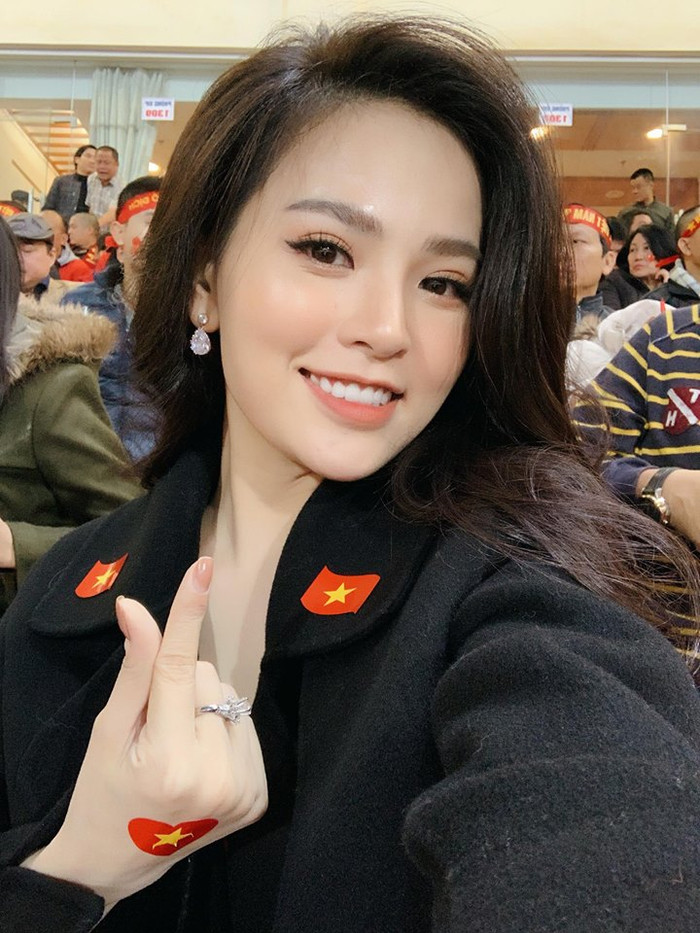 Nhan sắc nóng bỏng của 'hot girl Mì Gõ' vừa gây xôn xao vì bị 'tố' giật chồng người khác