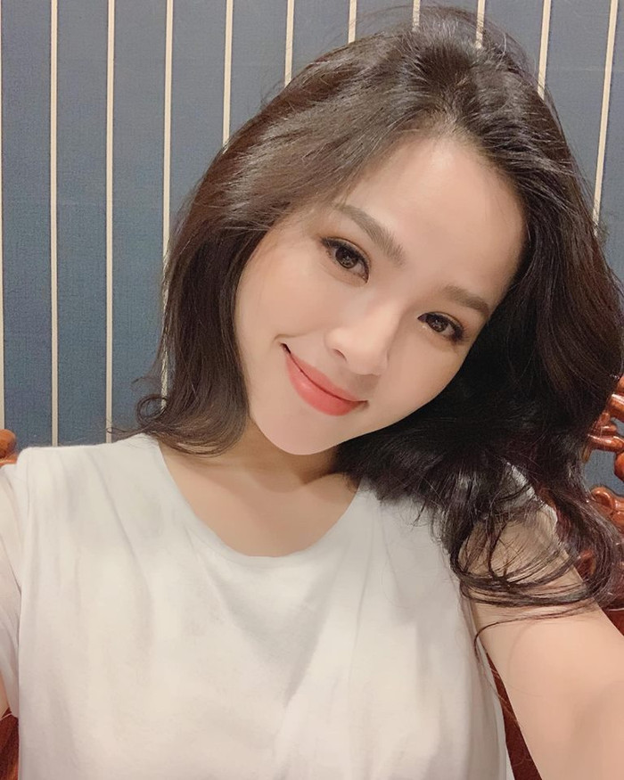 Nhan sắc nóng bỏng của 'hot girl Mì Gõ' vừa gây xôn xao vì bị 'tố' giật chồng người khác