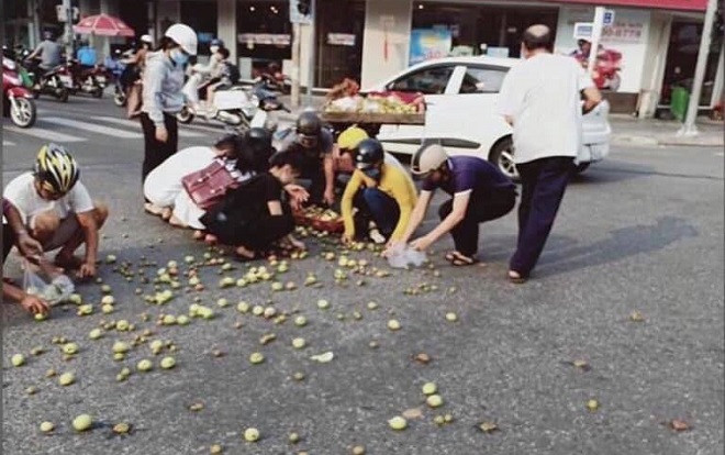 Hình ảnh ấm lòng: Hàng chục người nhặt hoa quả giúp chị bán trái cây bị tai nạn ở ngã tư Ảnh 2