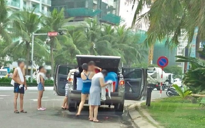 Đà Nẵng truy tìm gia đình lập 'phòng tắm di động' bằng ô tô giữa đường phố gây phản cảm Ảnh 2