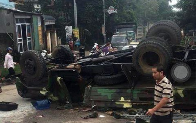 Hà Nội: Xe quân sự bị lật trên đường ra thao trường, 30 chiến sĩ bị thương Ảnh 2