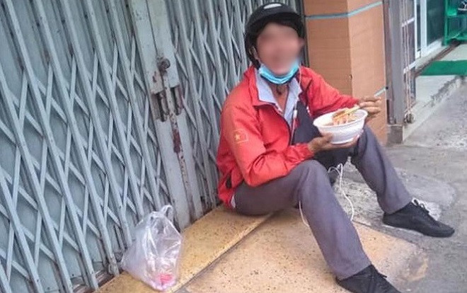 Anh shipper gượng cười ngồi ngoài cửa nhà ăn bát bún có giá bằng cả ngày công vì bị khách 'bom hàng' Ảnh 2