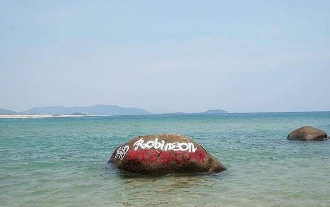 Nhiều mỏm đá tại bãi biển ở Bình Định bị khách du lịch sơn chằng chịt dòng chữ 'Robinson Satra' khiến nhiều người bức xúc Ảnh 2