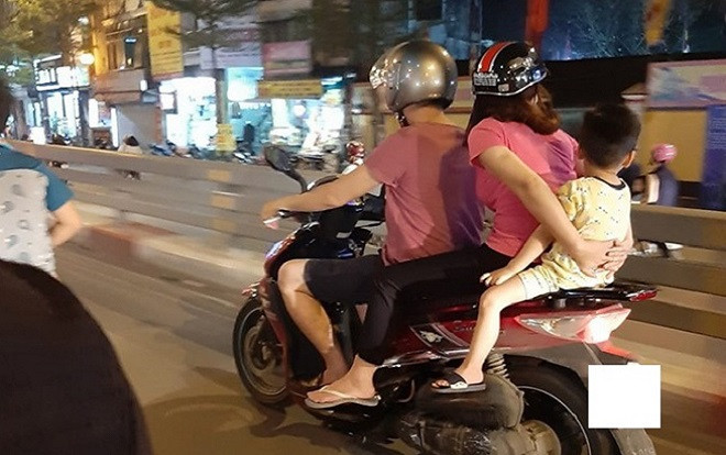 Bức ảnh gia đình 3 người chở nhau đi ngoài đường gây sự khó hiểu không hề nhẹ cho người đi đường Ảnh 2