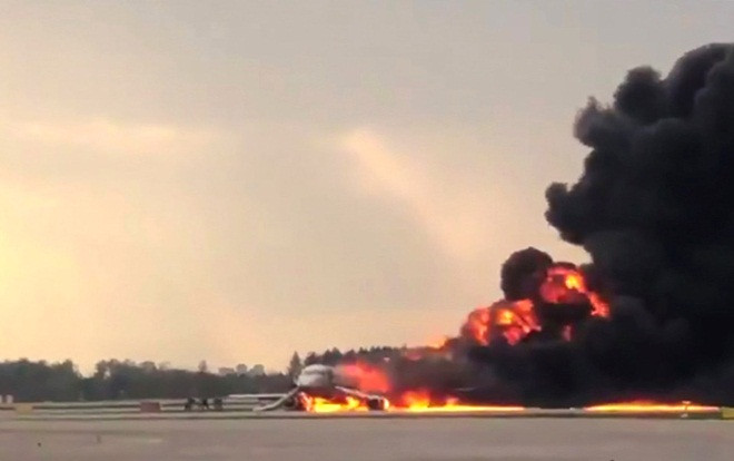 Video bên trong máy bay Nga bốc cháy dữ dội, hành khách hoảng loạn la hét Ảnh 2