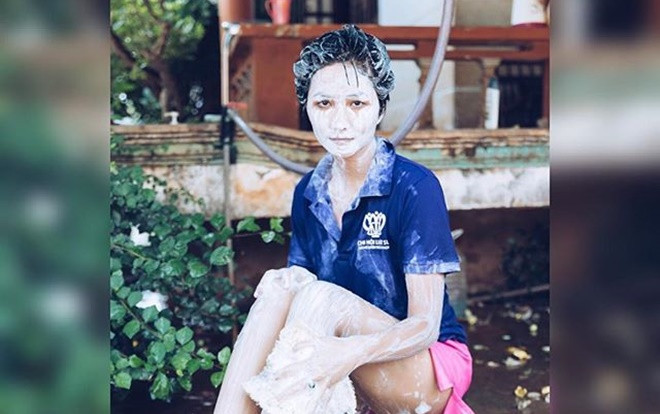 ‘Khoe’ ảnh đang tắm ‘mát mẻ’, H’Hen Niê lại khiến nhiều người phì cười Ảnh 2