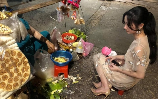 Mặc váy áo xinh đẹp, thế nhưng thấy bánh tráng trộn thì Jun Vũ vẫn ‘sà’ vào ngay Ảnh 2