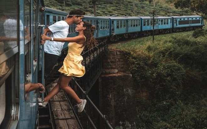 Mặc kệ trời đất, cặp đôi đu người ra ngoài tàu để có 'nụ hôn hoang dại' nhận đủ 'gạch đá' từ dân mạng Ảnh 2