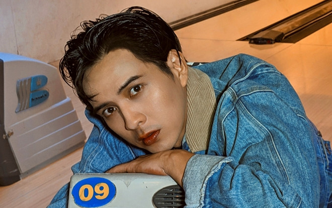 Một Hồ Quang Hiếu đậm nét retro, chẳng ngại làm phục vụ trong 'Đêm đô thị': Anh đang khắc họa chính mình nhiều năm trước? Ảnh 2