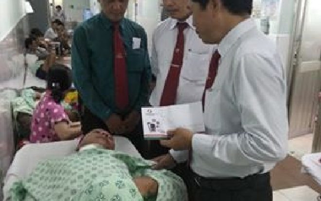 Tài xế hoảng loạn ôm cổ dính máu lao ra khỏi taxi kêu cứu ở Sài Gòn Ảnh 2