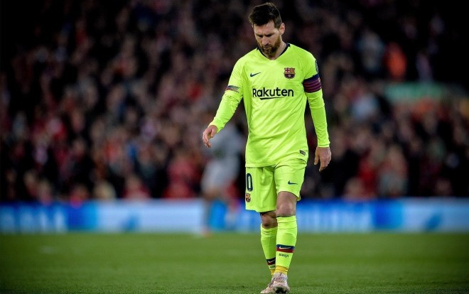 Xót xa hình ảnh Messi đổ gục, fan Barca khóc tức tưởi tại Anfield Ảnh 2