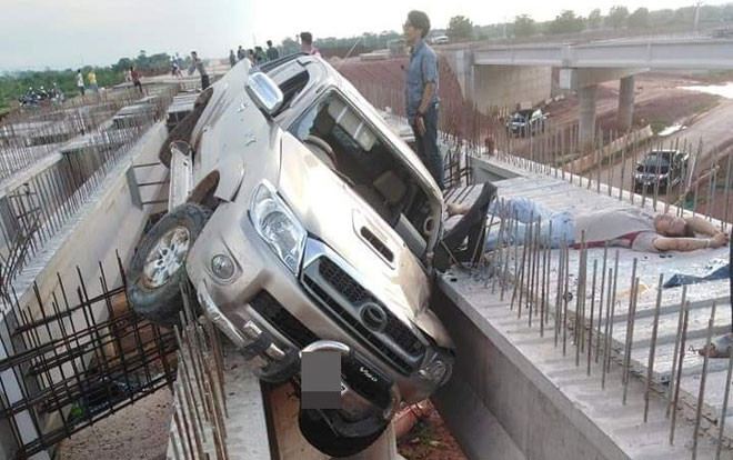 Lái xe khi say xỉn, tài xế 'bay' từ đường lên cầu đang xây Ảnh 2