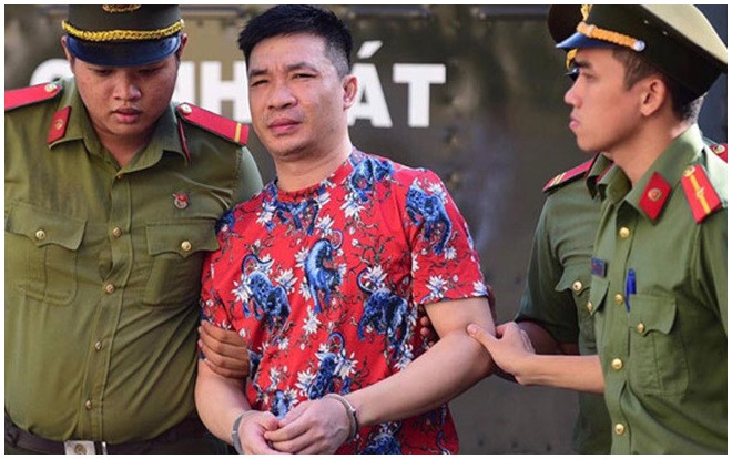 Trùm ma túy Văn Kính Dương và hotgirl Ngọc Miu 'chơi trội' với áo đỏ, áo hoa họa tiết hổ bình thản đến tòa Ảnh 2