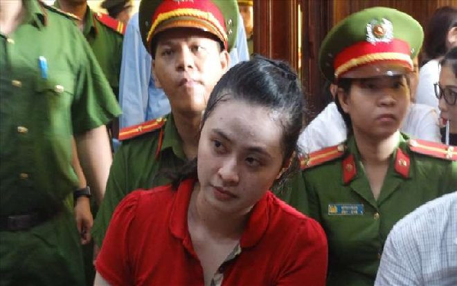 Trùm ma túy Văn Kính Dương bảo vệ người tình Ngọc Miu trước tòa Ảnh 2