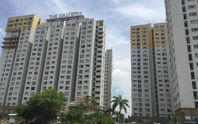 Bé trai rơi từ tầng 5 chung cư xuống đất tử vong sau khi tiễn cha đi làm ở Sài Gòn Ảnh 2