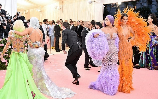 Góc cười xỉu: Cớ sao Kylie Jenner lại cứ liếc trộm vòng 3 của J.Lo thế kia? Ảnh 2