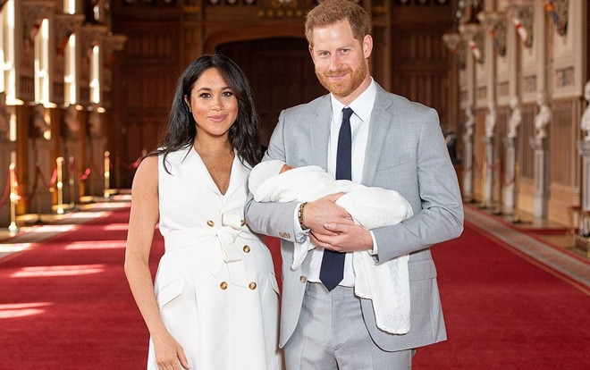 Hoàng tử Harry và Công nương Meghan lần đầu tiên khoe con trai trước công chúng Ảnh 2
