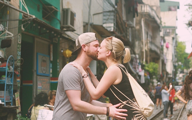 Trải nghiệm kỳ lạ ở quán cafe vừa uống vừa chạy né tàu: Nơi cảm xúc được thử thách và thăng hoa tình yêu Ảnh 2