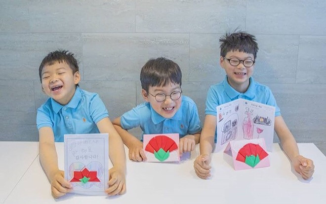 Daehan Minguk Manse tỏ lòng biến ơn, tự làm thiệp tặng Song Il Gook trong Ngày cha mẹ Ảnh 2