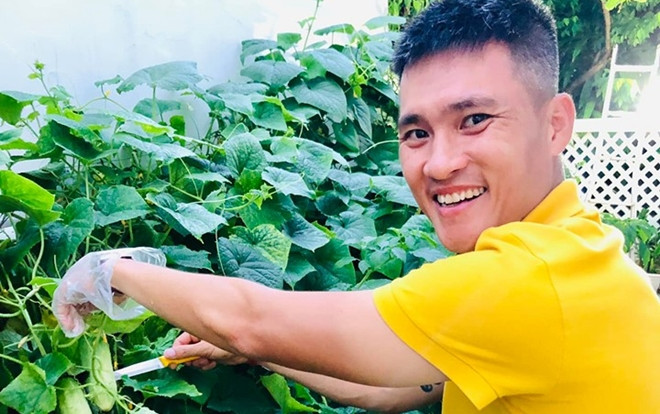 Công Vinh ‘bán’ dưa chuột, hứa tặng miễn phí cho trai đẹp Ảnh 2