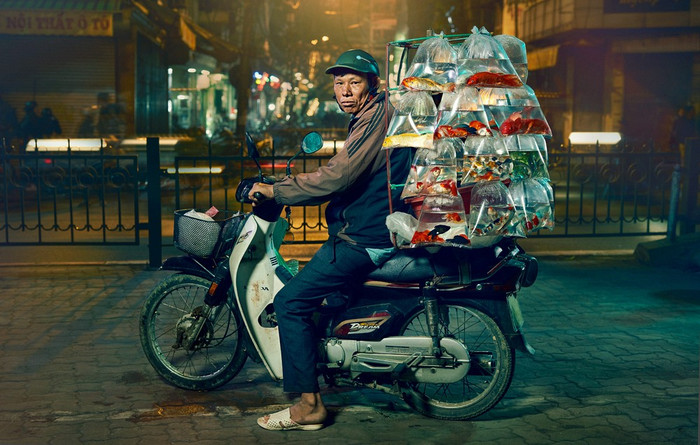 Hà Nội Xe máy chở vật liệu cồng kềnh thanh sắt dài đâm xuyên vào 2 xe ô tô