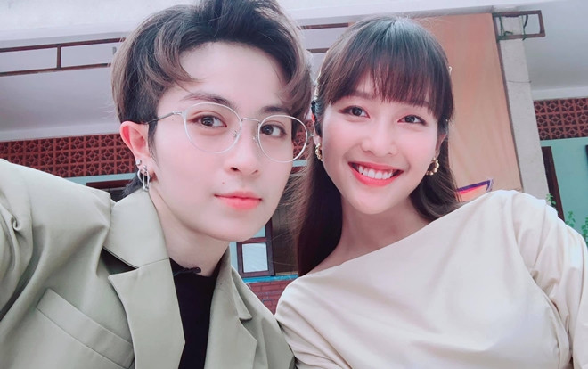 Khả Ngân 'rủ rê' Gil Lê quay clip hướng dẫn cách tạo dáng 'xịn sò', khuyến cáo dừng xem ở những giây cuối cùng! Ảnh 2