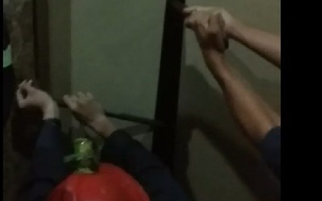 Giải cứu 8 người già bị mắc kẹt trong thang máy khách sạn ở Sài Gòn Ảnh 2