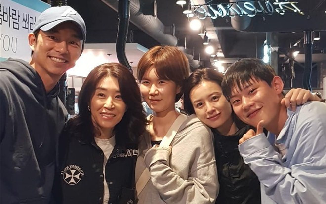 ‘Kim Ji Young Born 1982’: Phim điện ảnh của 'Yêu tinh' Gong Yoo - Jung Yoo Mi đóng máy, dự kiến thời gian ra mắt Ảnh 2