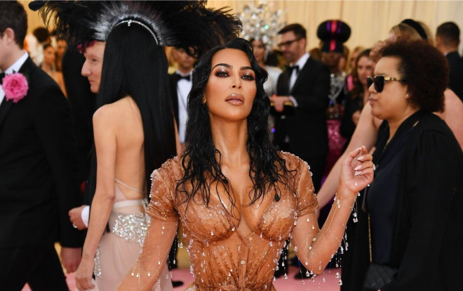 Kim 'siêu vòng 3' không thể ngồi, nhịn ăn uống vì chiếc váy bó sát nghẹt thở ở Met Gala 2019 Ảnh 2