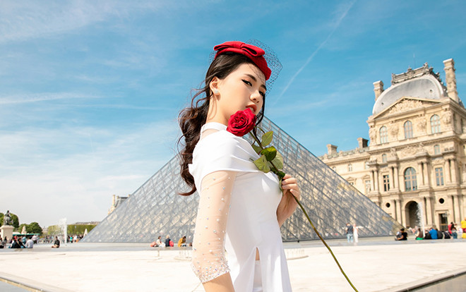 Giải vàng Siêu mẫu Bùi Quỳnh Hoa bung lụa lộng lẫy tại Paris khiến fan nức lòng Ảnh 2