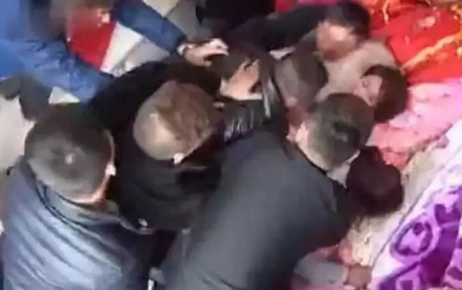 Cô dâu bị đám khách nam lột đồ, cưỡng hôn trong đám cưới, thái độ của những người xung quanh còn phẫn nộ hơn Ảnh 2