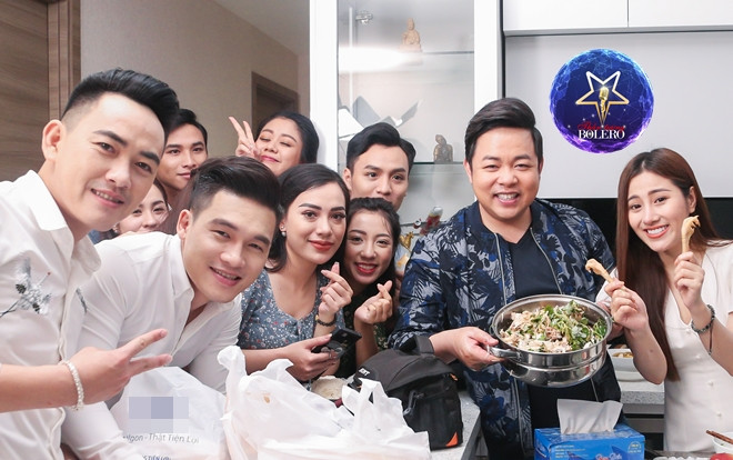 Sướng như học trò Quang Lê - Tố My, tập hát xong lại được thầy và 'chị đẹp' trộn gỏi gà đãi! Ảnh 2