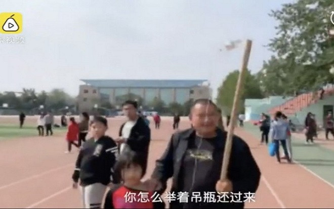 Con gái đang sốt cao, bố vẫn đưa tới trường xem lễ khai giảng với chai truyền nước gây tranh cãi Ảnh 2