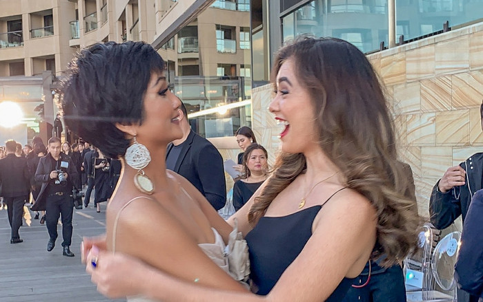 H'Hen Niê xinh đẹp rạng rỡ ôm chặt cứng Hoa hậu Hoàn vũ Úc Ảnh 2