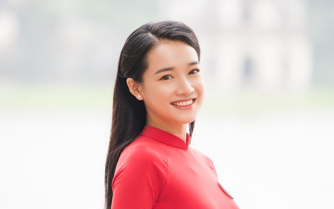 Nhã Phương thướt tha với tà áo dài, đảm nhận vai trò đặc biệt trong tháng Nhân đạo Quốc gia Ảnh 2