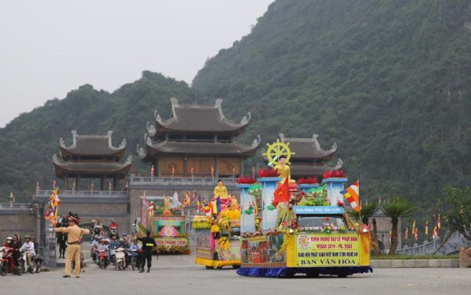 Ảnh: Hơn 400 xe hoa rước tượng Phật chào đón đại lễ Vesak 2019 Ảnh 2