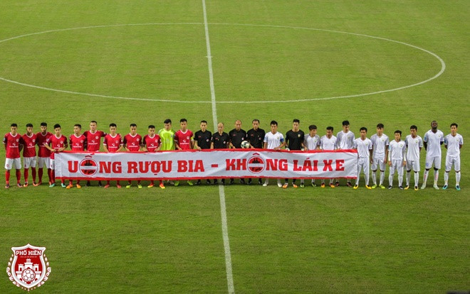 Fan thích thú khi thông điệp về uống rượu bia xuất hiện trên sân cỏ Việt Nam Ảnh 2
