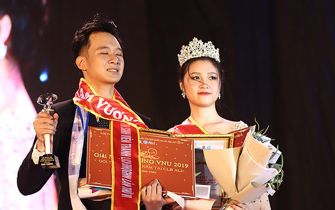 Trả lời xuất sắc phần thi ứng xử, cặp đôi giành danh hiệu Đại sứ tài sắc của ĐH Quốc gia Hà Nội Ảnh 2