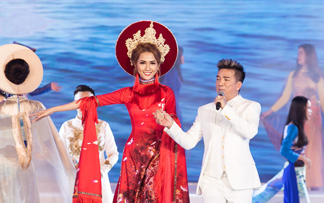 Phan Thị Mơ xinh đẹp được Mr. Đàm chăm sóc hết nấc khi diễn thời trang áo dài Ảnh 2