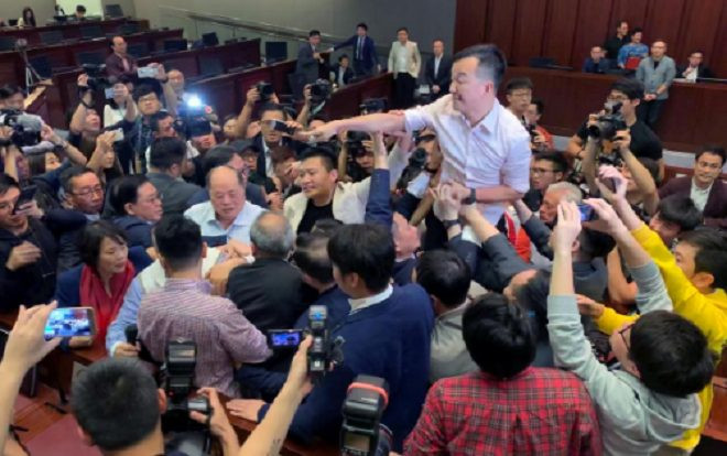 Tranh nhau phòng họp, nghị sĩ Hồng Kông lao vào 'choảng' nhau tới nhập viện Ảnh 2