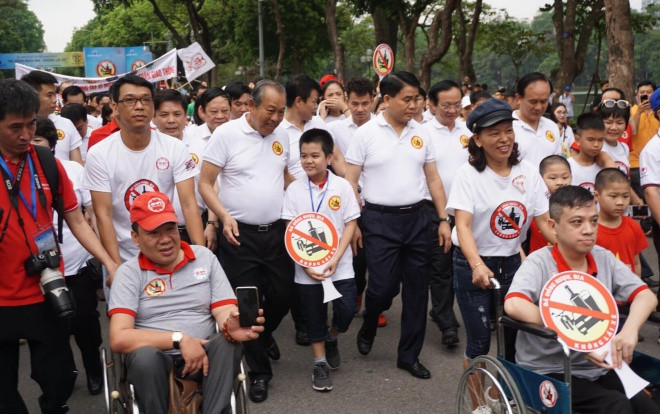 Hơn 5.000 người dân Thủ đô đi bộ quanh bờ hồ Hoàn Kiếm kêu gọi cộng đồng 'Không uống rượu bia khi lái xe' Ảnh 2