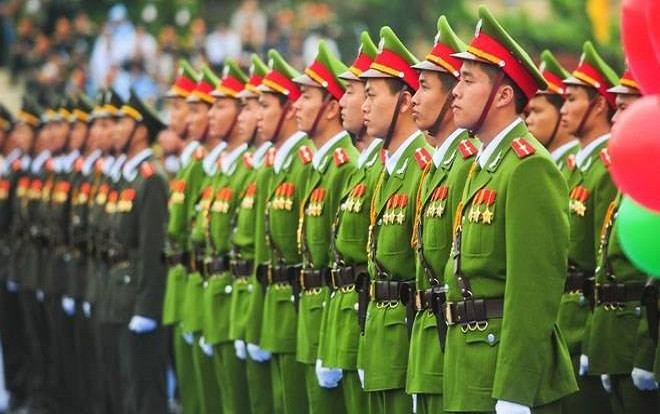 Công an có hình xăm trổ trên da và mua bán online trong giờ làm việc sẽ bị kỷ luật Ảnh 2
